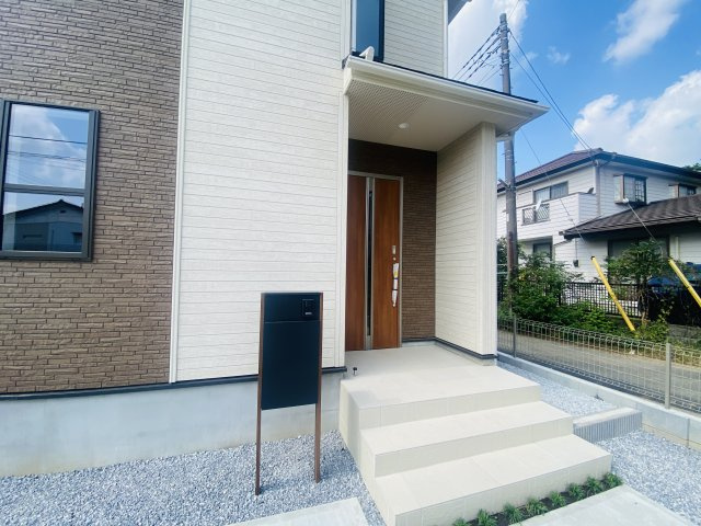 新築　伊勢崎市豊城町全2棟　Blooming　Garden　2号棟の玄関|現地写真　TVモニター付きドアホンでセキュリティも安心です！
