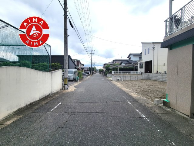 太宰府市青山4丁目第3-1棟（1号棟）の前面道路含む現地写真|前面道路は閑静な住宅地をはしる車通りの少ない道路。お車の出し入れが苦手なママや小さなお子様にも安心ですね。しっかり舗装もされているので、ベビーカーや自転車で通っても快適に通行できます。