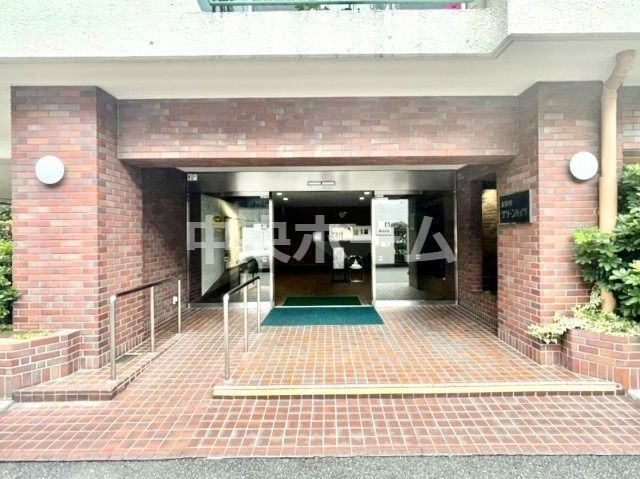 東陽町グリーンハイツのエントランス|【エントランス】マンションのエントランスは、その物件の印象を決める、顔とも言える場所です。毎日通る場所ですからきれいなのが一番です。エントランス内はオートロックですので暮らしの安全も確保されています。