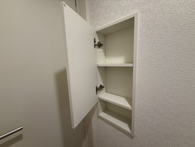 クレイドルガーデン糸満市南波平 第２・２号棟のその他|１階トイレには、便利な収納棚付き
