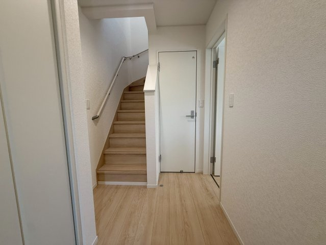 クレイドルガーデン糸満市南波平 第２・２号棟のその他|１階廊下／トイレ扉横に設置の階段