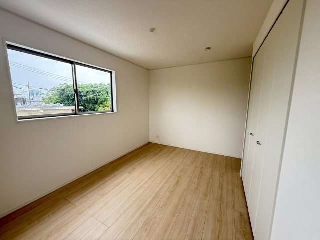 クレイドルガーデン糸満市南波平 第２・２号棟の洋室|二面採光の２階洋室7.2帖②