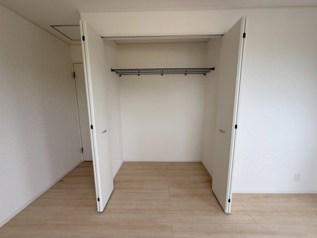 クレイドルガーデン糸満市南波平 第２・２号棟の収納|２階洋室7.2帖②には便利なクローゼット収納を設置