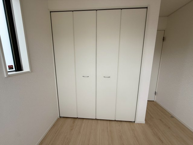 クレイドルガーデン糸満市南波平 第２・２号棟の収納|２階洋室５帖には、便利なクローゼット収納を設置