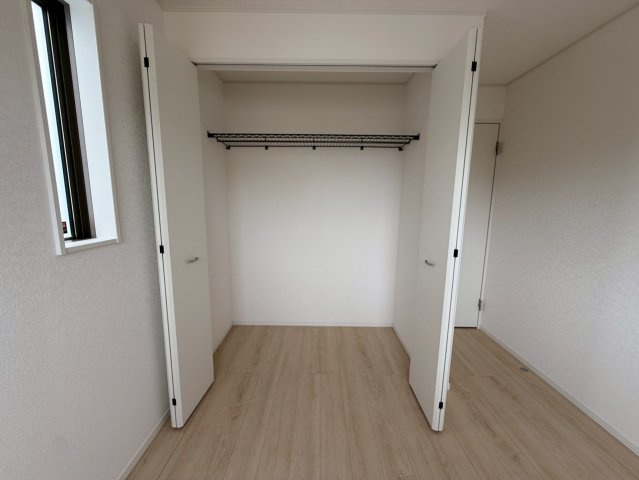 クレイドルガーデン糸満市南波平 第２・２号棟の収納|２階洋室５帖には、便利なクローゼット収納を設置