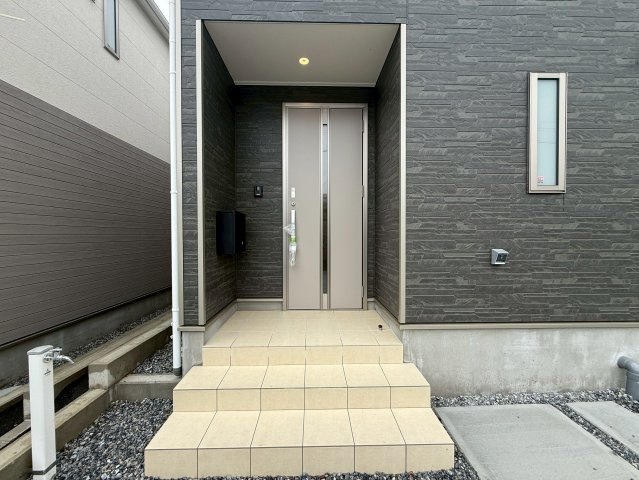 クレイドルガーデン糸満市南波平 第２・２号棟の玄関|屋根付きで置き配スペースも確保できる玄関ポーチ／人感センサー付き玄関灯・TVモニター付きインターフォン・防犯カメラ◎