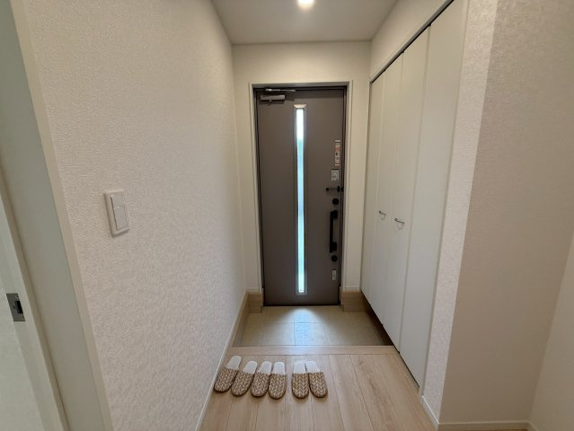 クレイドルガーデン糸満市南波平 第２・２号棟の玄関|採光窓付き玄関ドアを採用。自然光が差し込み、明るい玄関空間を演出します！