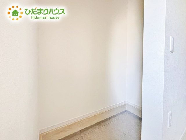 【収納】 | ひたちなか市足崎3期　新築戸建　3号棟 | 靴以外にもゴルフバックやベビーカーを置くことができ、 散らかりがちな玄関もスッキリします。