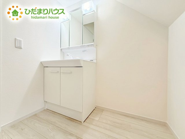 【独立洗面台】 | ひたちなか市足崎3期　新築戸建　3号棟 | 三面鏡は自分では見えにくいところまで見ることができるので、身だしなみを整える際などにはとても便利です(*^^*)