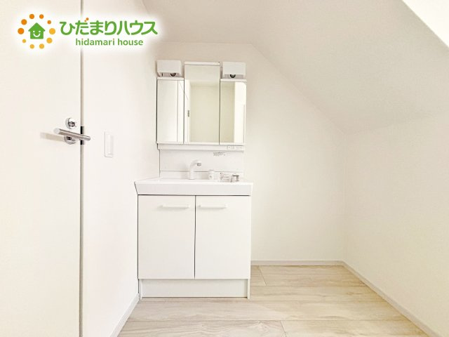 【独立洗面台】 | ひたちなか市足崎3期　新築戸建　3号棟 | 三面鏡は自分では見えにくいところまで見ることができるので、身だしなみを整える際などにはとても便利です(*^^*)