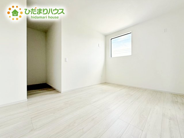 【寝室】 | ひたちなか市足崎3期　新築戸建　3号棟 | 壁紙はシンプルで清潔なホワイトで統一しています。朝の光をたっぷり浴びながら一日をスタート！目覚めは明るくあたたかな場所で。