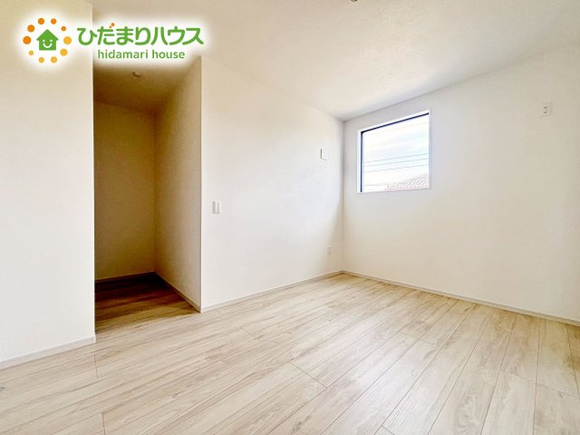 【寝室】 | ひたちなか市足崎3期　新築戸建　3号棟 | 壁紙はシンプルで清潔なホワイトで統一しています。朝の光をたっぷり浴びながら一日をスタート！目覚めは明るくあたたかな場所で。