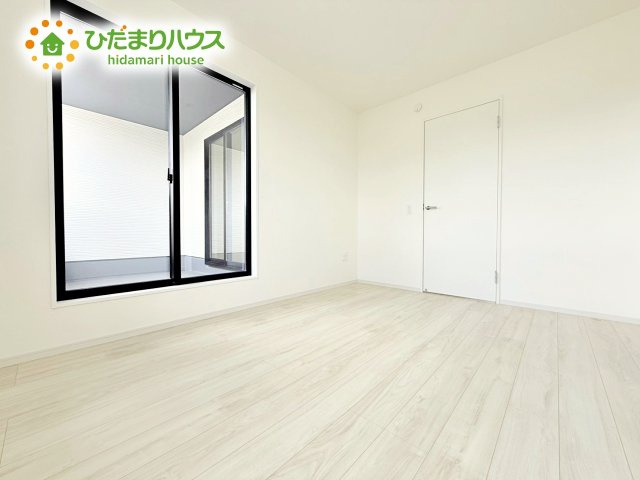 【寝室】 | ひたちなか市足崎3期　新築戸建　3号棟 | バルコニーに面していて、たっぷり光りの入る明るい主寝室です！