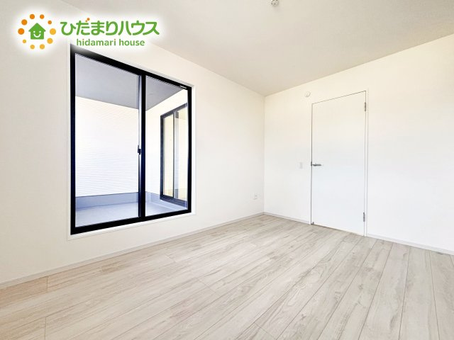 【寝室】 | ひたちなか市足崎3期　新築戸建　3号棟 | バルコニーに面していて、たっぷり光りの入る明るい主寝室です！