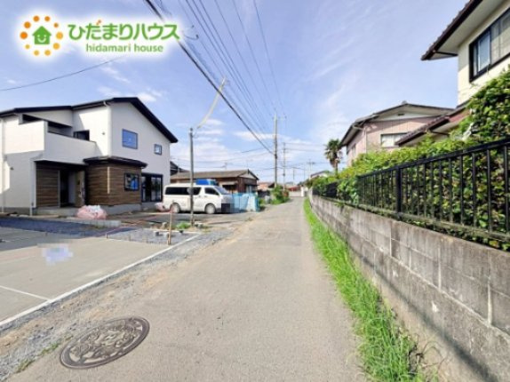 【前面道路含む現地写真】 | ひたちなか市足崎3期　新築戸建　3号棟 | 車通りも少ないので運転が苦手な方でも安心して駐車できます
