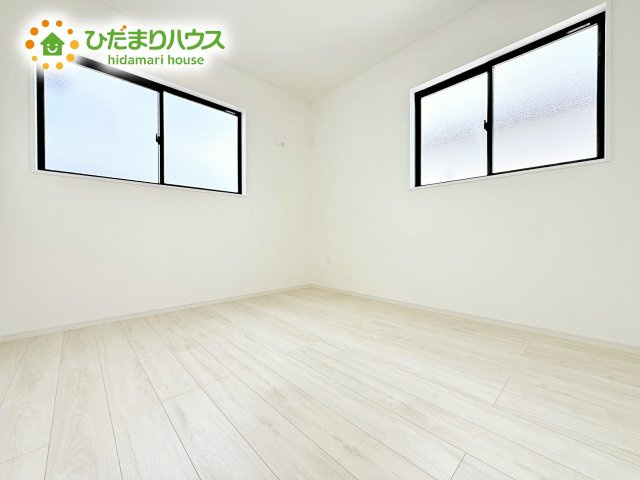 【洋室】 | ひたちなか市足崎3期　新築戸建　3号棟 | 室内には収納スペースもあり、衣類や小物類をたっぷり収納可能。お部屋をより広くお使いいただけます。
