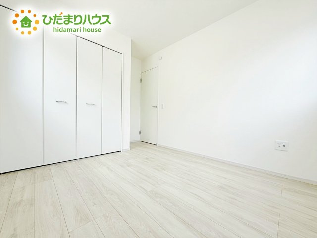 【洋室】 | ひたちなか市足崎3期　新築戸建　3号棟 | 柔らかい陽光が差し込む明るいお部屋を演出する設計。彩光の取れる窓が気持ちの良いお部屋を創り上げます。