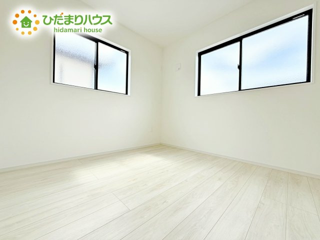 【洋室】 | ひたちなか市足崎3期　新築戸建　3号棟 | 二面採光の設計で明るい時間帯は陽が入り、リラックス出来るお部屋となっています。