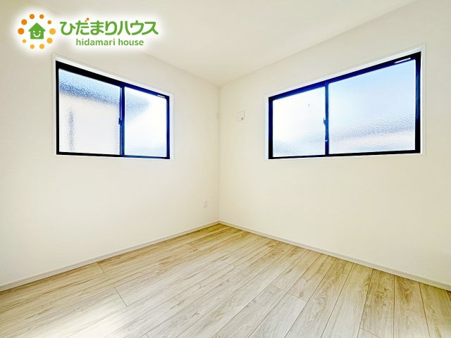 【洋室】 | ひたちなか市足崎3期　新築戸建　3号棟 | 二面採光の設計で明るい時間帯は陽が入り、リラックス出来るお部屋となっています。