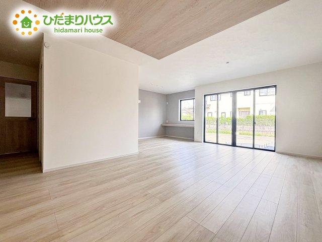 【居間・リビング】 | ひたちなか市足崎3期　新築戸建　3号棟 | 家族団らんの時間も増えそうな、日当たり良好＆くつろぎのLDK