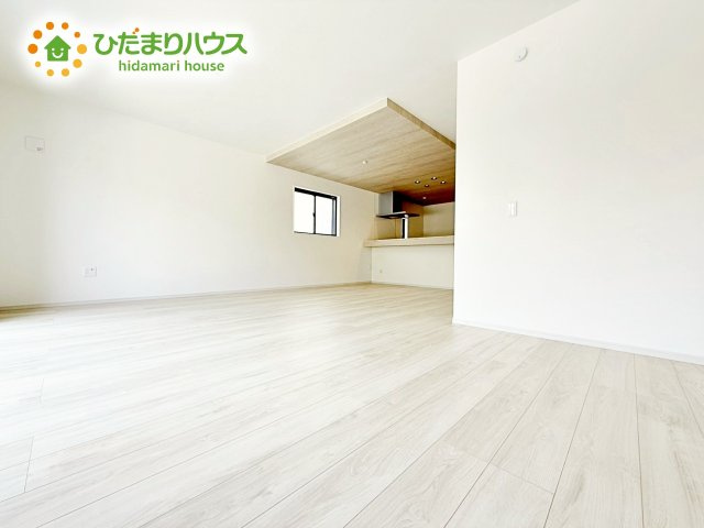 【居間・リビング】 | ひたちなか市足崎3期　新築戸建　3号棟 | おもちゃを広げてもゆとりのあるリビングは、お子様の成長を見守っていく、大切な空間です♪