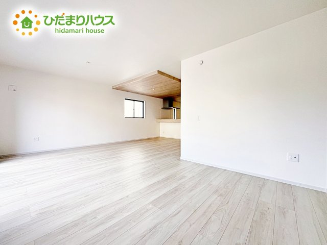 【居間・リビング】 | ひたちなか市足崎3期　新築戸建　3号棟 | おもちゃを広げてもゆとりのあるリビングは、お子様の成長を見守っていく、大切な空間です♪