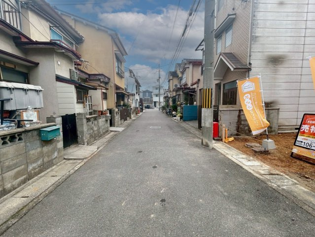 横大路下三栖山殿の前面道路含む現地写真
