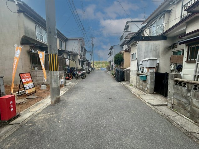 横大路下三栖山殿の前面道路含む現地写真