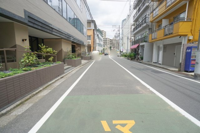 新小川町　土地の前面道路含む現地写真|東側約8.27ｍ（公道）間口約13.13m