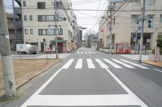 新小川町　土地の前面道路含む現地写真|南側約8.17m（公道）間口約8.05m
