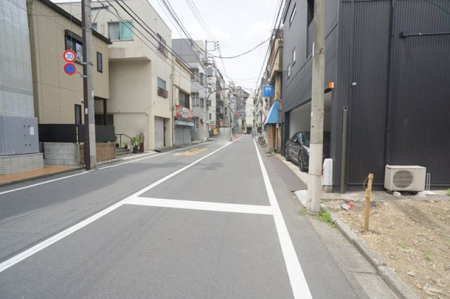 新小川町　土地の前面道路含む現地写真|南側約8.17m（公道）間口約8.05m
