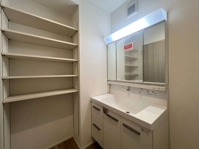 KAWAWA～KAWAWA～KAWAWA～横浜市内とはいえゆったりとした時間が流れる街、そう、川和。な【都筑区川和町新築戸建】の独立洗面台|独立洗面台あり、毎朝おしゃれに忙しい女性の方におすすめです