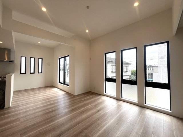 KAWAWA～KAWAWA～KAWAWA～横浜市内とはいえゆったりとした時間が流れる街、そう、川和。な【都筑区川和町新築戸建】の居間・リビング|居間です