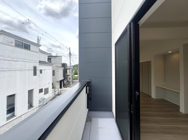 KAWAWA～KAWAWA～KAWAWA～横浜市内とはいえゆったりとした時間が流れる街、そう、川和。な【都筑区川和町新築戸建】のバルコニー|バルコニーがあります