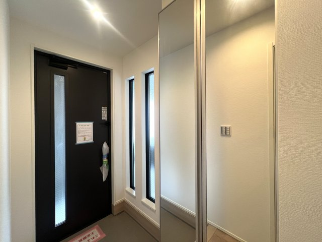 KAWAWA～KAWAWA～KAWAWA～横浜市内とはいえゆったりとした時間が流れる街、そう、川和。な【都筑区川和町新築戸建】の玄関|ゆったりとした玄関です