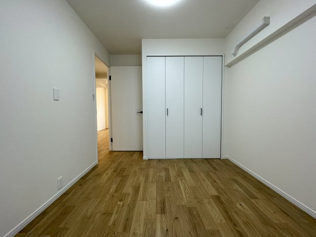 抜け感ハンパない！超広いルーバルがこの物件の目玉かも！マンションなのに階段ある生活もナウい！な、『フジビューサンハイツ新井町』リノベーションの洋室|使い勝手のいい洋室です