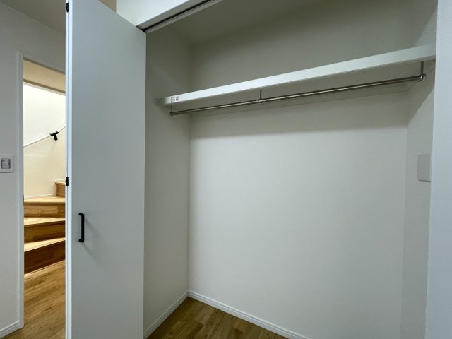抜け感ハンパない！超広いルーバルがこの物件の目玉かも！マンションなのに階段ある生活もナウい！な、『フジビューサンハイツ新井町』リノベーションの収納|収納豊富です