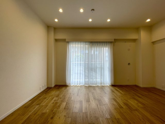 抜け感ハンパない！超広いルーバルがこの物件の目玉かも！マンションなのに階段ある生活もナウい！な、『フジビューサンハイツ新井町』リノベーションの居間・リビング|おしゃれな居間です