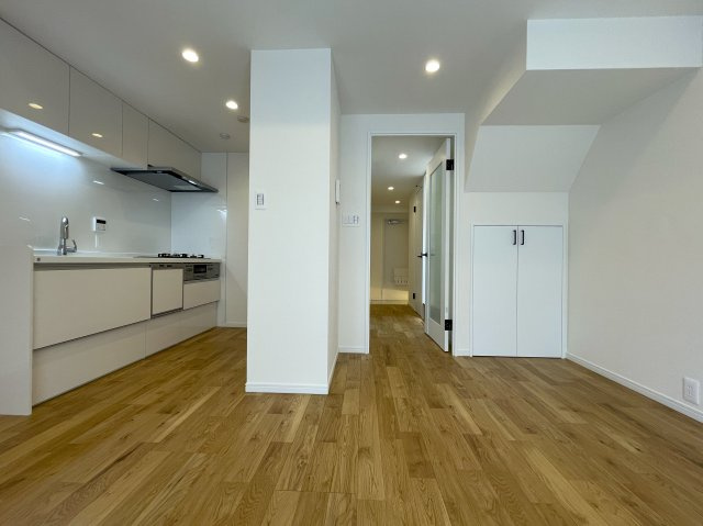 抜け感ハンパない！超広いルーバルがこの物件の目玉かも！マンションなのに階段ある生活もナウい！な、『フジビューサンハイツ新井町』リノベーションの居間・リビング|使いやすい居間です