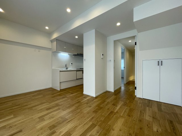 抜け感ハンパない！超広いルーバルがこの物件の目玉かも！マンションなのに階段ある生活もナウい！な、『フジビューサンハイツ新井町』リノベーションの居間・リビング|ゆったりとした居間です