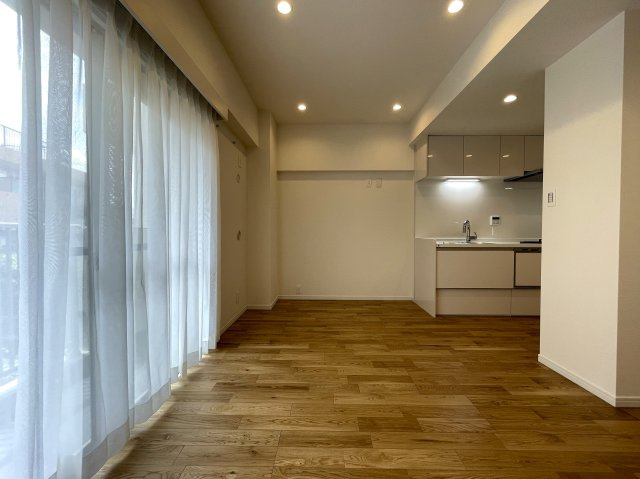 抜け感ハンパない！超広いルーバルがこの物件の目玉かも！マンションなのに階段ある生活もナウい！な、『フジビューサンハイツ新井町』リノベーションの居間・リビング|リビングです