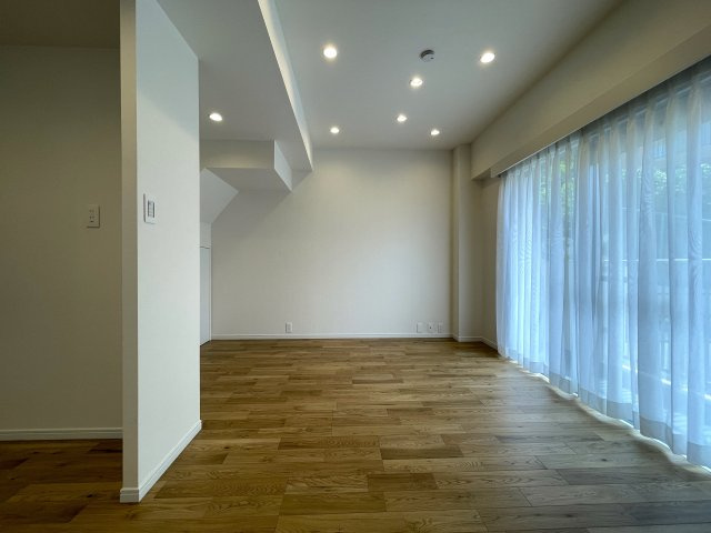 抜け感ハンパない！超広いルーバルがこの物件の目玉かも！マンションなのに階段ある生活もナウい！な、『フジビューサンハイツ新井町』リノベーションの居間・リビング