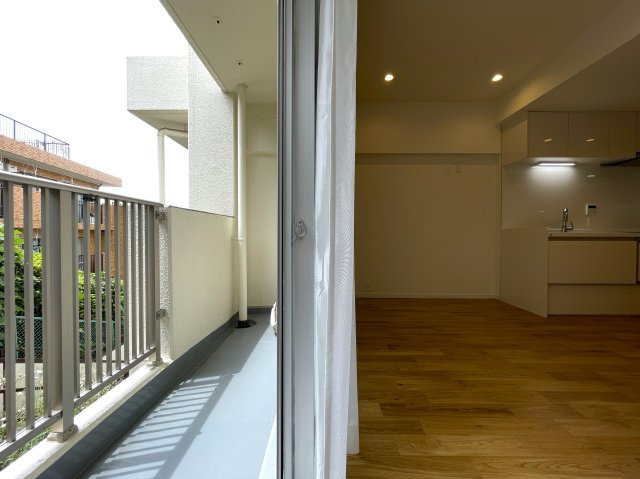 抜け感ハンパない！超広いルーバルがこの物件の目玉かも！マンションなのに階段ある生活もナウい！な、『フジビューサンハイツ新井町』リノベーションのバルコニー|落ち着いた時間を過ごせるバルコニーです