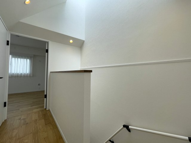 抜け感ハンパない！超広いルーバルがこの物件の目玉かも！マンションなのに階段ある生活もナウい！な、『フジビューサンハイツ新井町』リノベーションの内装|過ごしやすい室内です
