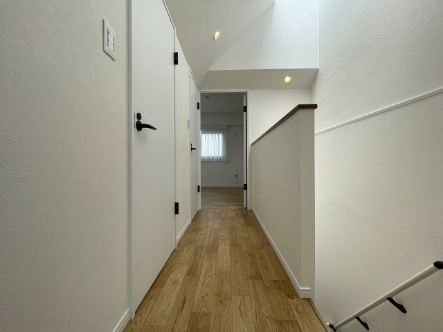 抜け感ハンパない！超広いルーバルがこの物件の目玉かも！マンションなのに階段ある生活もナウい！な、『フジビューサンハイツ新井町』リノベーションの内装|明るい室内です