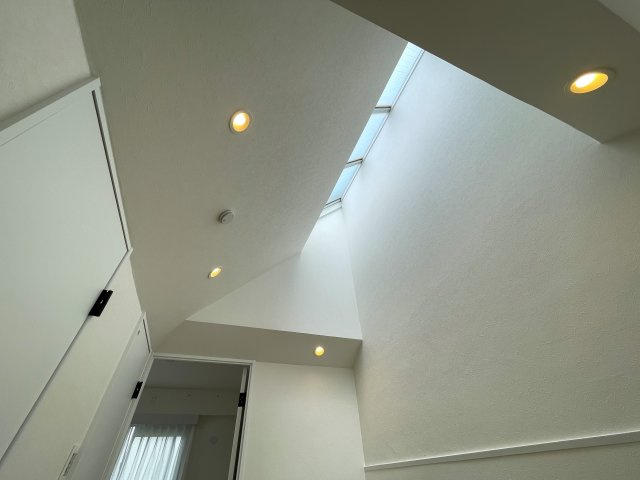 抜け感ハンパない！超広いルーバルがこの物件の目玉かも！マンションなのに階段ある生活もナウい！な、『フジビューサンハイツ新井町』リノベーションの内装|内装です