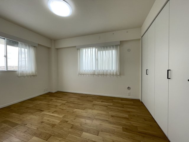 抜け感ハンパない！超広いルーバルがこの物件の目玉かも！マンションなのに階段ある生活もナウい！な、『フジビューサンハイツ新井町』リノベーションの洋室|ゆったりした洋室です