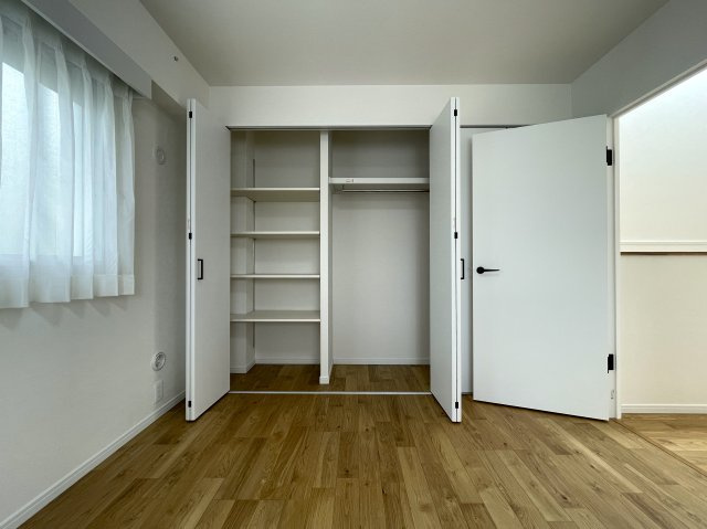 抜け感ハンパない！超広いルーバルがこの物件の目玉かも！マンションなのに階段ある生活もナウい！な、『フジビューサンハイツ新井町』リノベーションの収納|収納豊富です