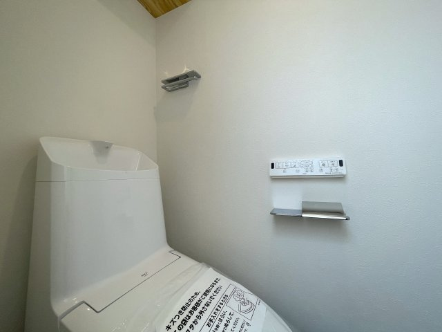 抜け感ハンパない！超広いルーバルがこの物件の目玉かも！マンションなのに階段ある生活もナウい！な、『フジビューサンハイツ新井町』リノベーションのトイレ|ゆったりとした空間のトイレです