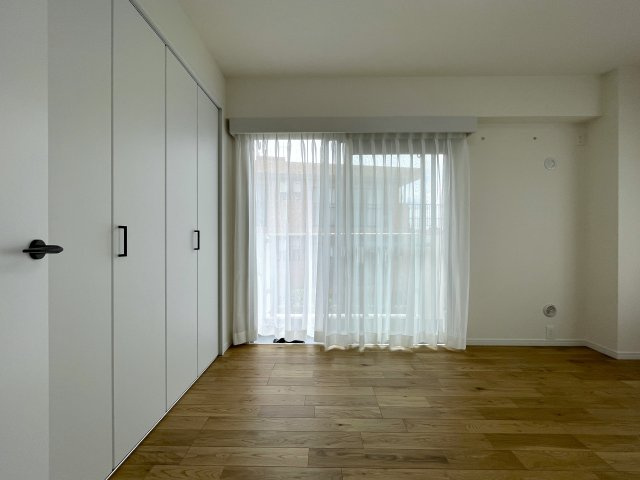 抜け感ハンパない！超広いルーバルがこの物件の目玉かも！マンションなのに階段ある生活もナウい！な、『フジビューサンハイツ新井町』リノベーションの洋室|きれいな洋室です
